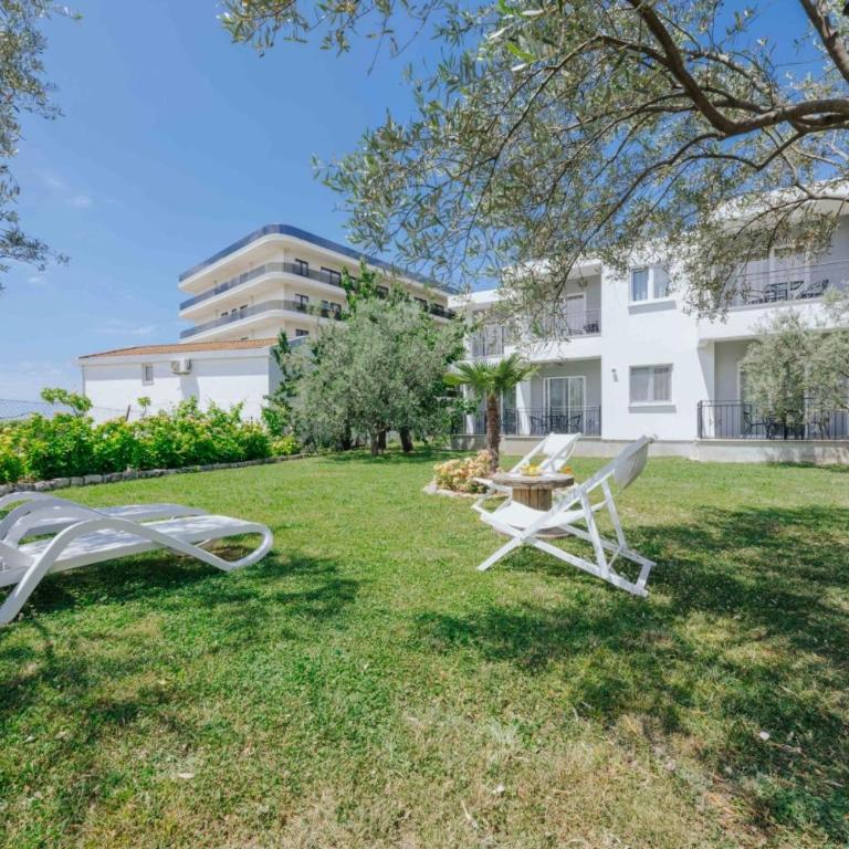 Sea Garden Apartments - Apartment with Garden View - 8