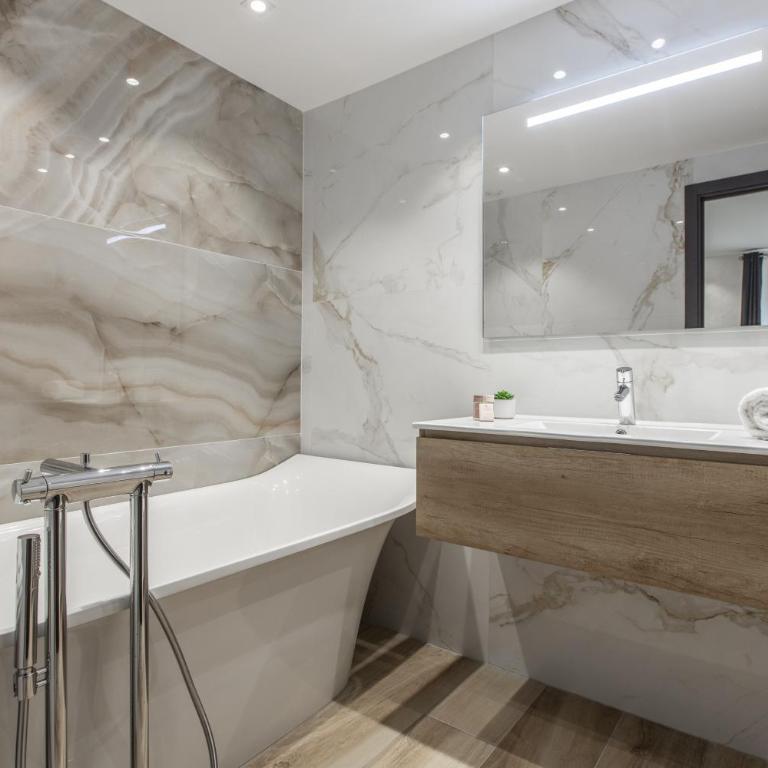 Résidence Topaze - Central - Luxurious - 50m Croisette Palais - LRA CANNES - EMERAUDE - Three-Bedroom Apartment - 1