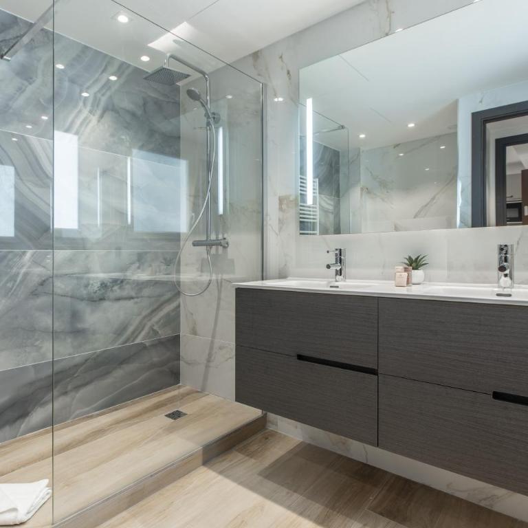 Résidence Topaze - Central - Luxurious - 50m Croisette Palais - LRA CANNES - EMERAUDE - Three-Bedroom Apartment - 2