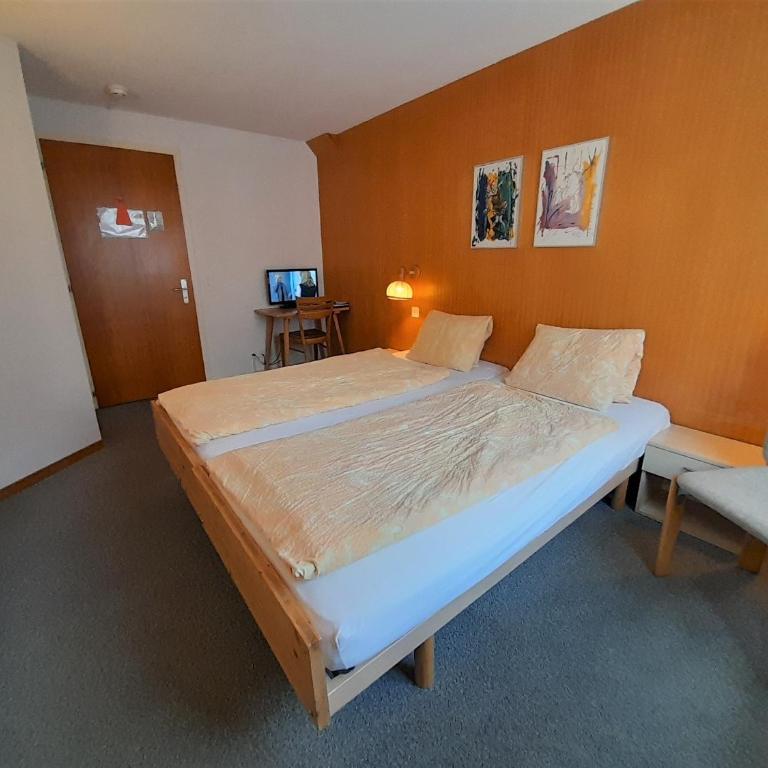 Hotel Tschuggen - Doppelzimmer mit Gemeinschaftsbad - 3
