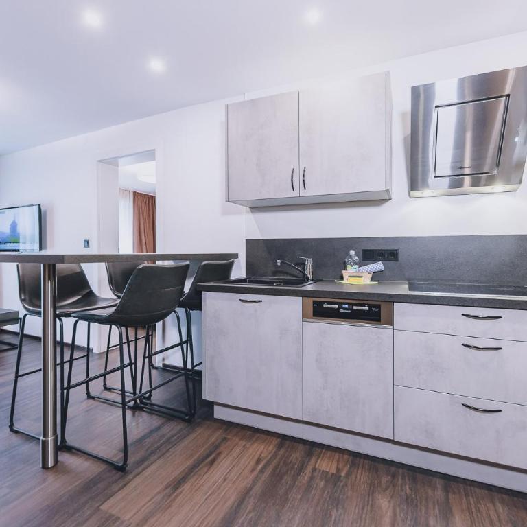 Alpine City Living by we rent, SUMMERCARD INCLUDED - Apartment mit Balkon - 24