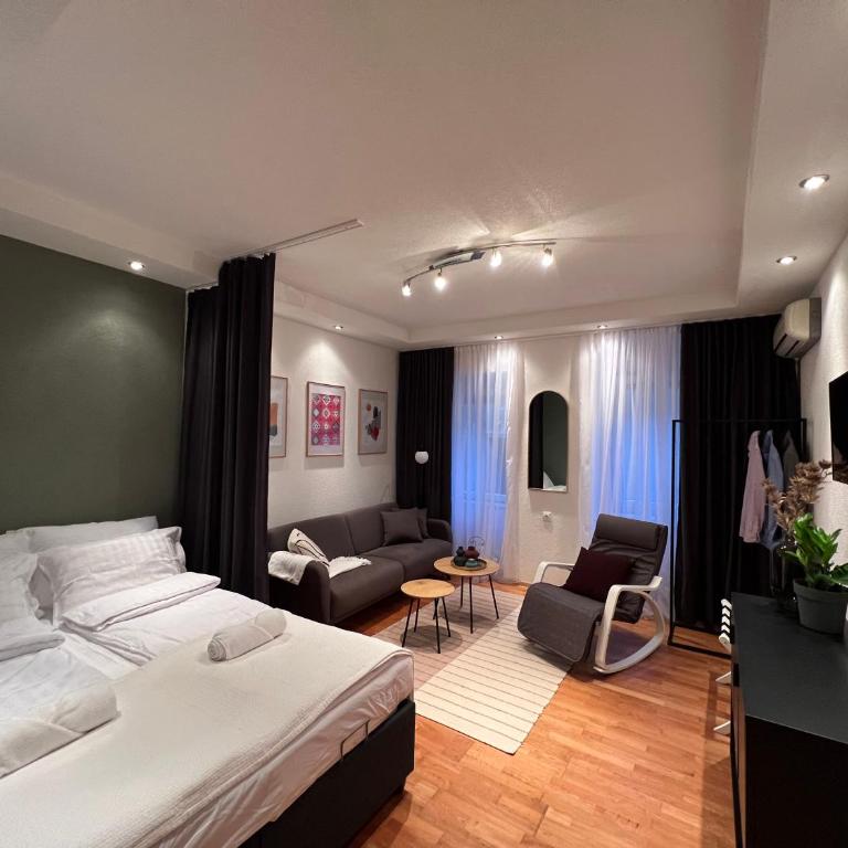 1890's Apartment - One-Bedroom Apartment - 1