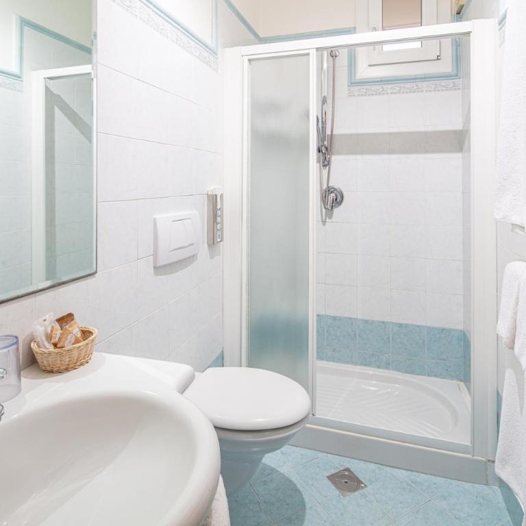 Hotel Alexander - Camera Familiare con Letto a Castello (2 Adulti + 2 Bambini) - 3