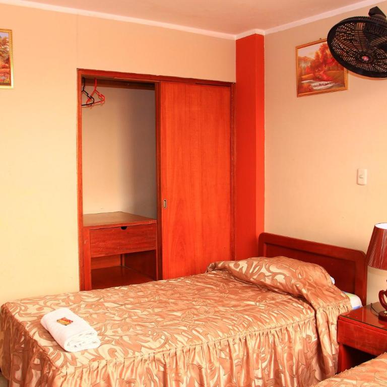 HOSTAL JUMI - Habitación Doble con baño privado - 2 camas - 1