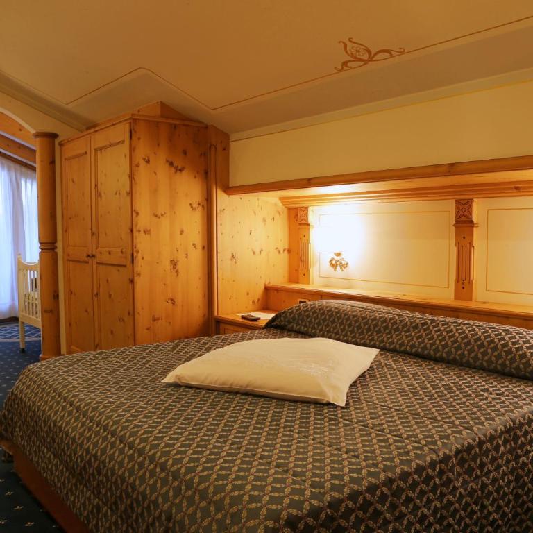 Hotel Belvedere Srl - Superior Family Room with Balcony - 9