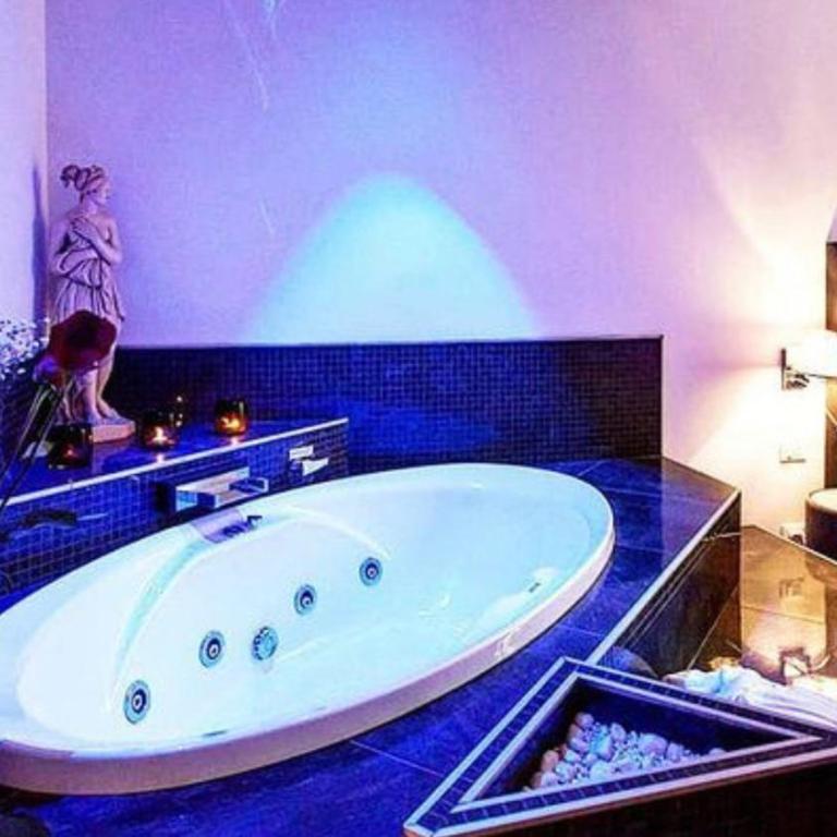 Persia Collection Trevi - Suite Deluxe con Vasca Idromassaggio - 3
