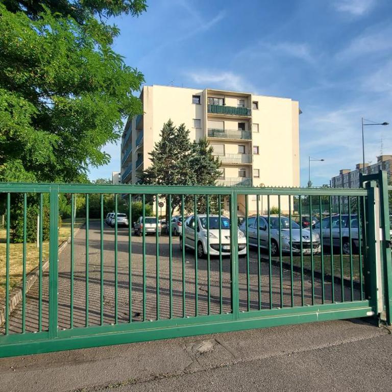 Studio RDC calme avec parking fermé près autoroute et tram C - One-Bedroom Apartment - 25