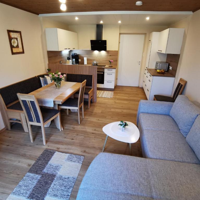 Pension & Ferienwohnung Sonnleiten - Apartment mit 2 Schlafzimmern, einem Balkon und Gartenblick - 2
