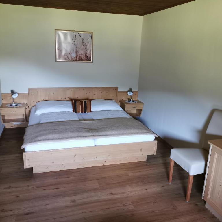 Pension & Ferienwohnung Sonnleiten - Apartment mit 2 Schlafzimmern, einem Balkon und Gartenblick - 9
