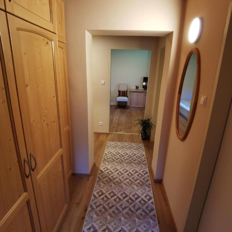 Pension & Ferienwohnung Sonnleiten - Apartment mit 2 Schlafzimmern, einem Balkon und Gartenblick - 12