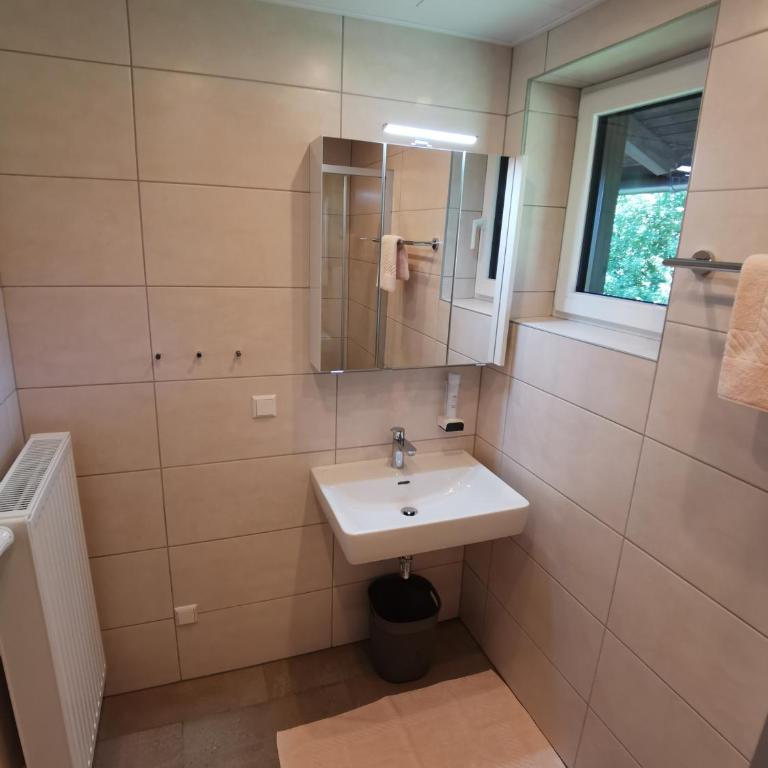 Pension & Ferienwohnung Sonnleiten - Apartment mit 2 Schlafzimmern, einem Balkon und Gartenblick - 14