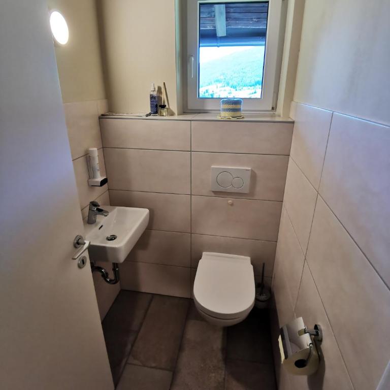 Pension & Ferienwohnung Sonnleiten - Apartment mit 2 Schlafzimmern, einem Balkon und Gartenblick - 4