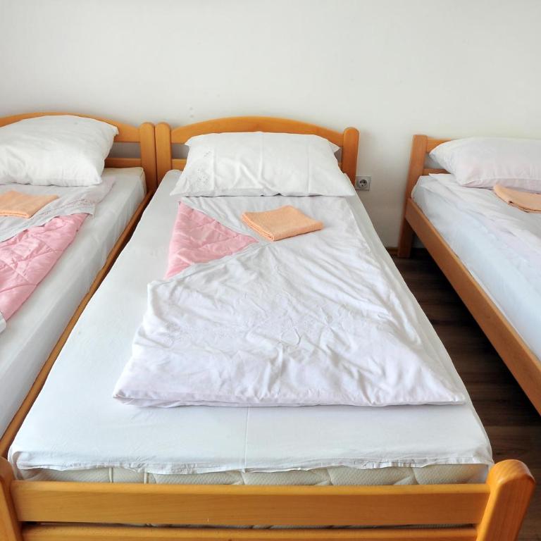 Hostel Room - Trokrevetna Soba sa Balkonom - 2