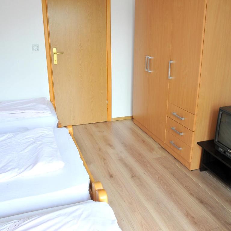 Hostel Room - Trokrevetna Soba sa Balkonom - 3