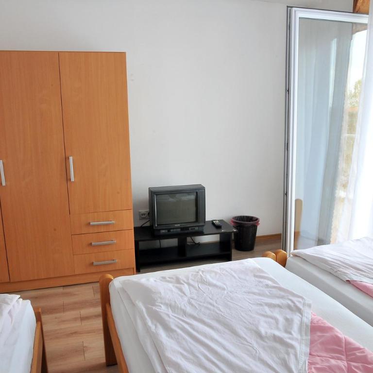 Hostel Room - Trokrevetna Soba sa Balkonom - 4