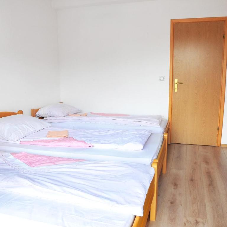 Hostel Room - Trokrevetna Soba sa Balkonom - 7