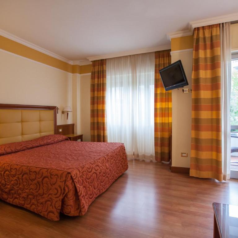 LVG Hotel Collection - Il Chiostro - Camera Tripla Classic con Vista Giardino - 1