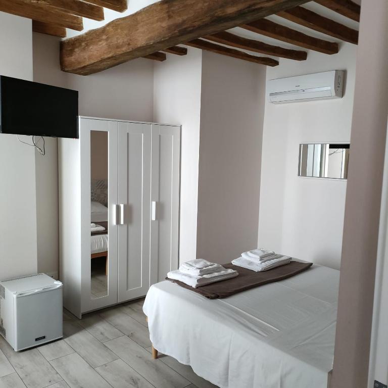 Residenza Borgo Guazzo - Camera Matrimoniale/Doppia con Letti Singoli - 2