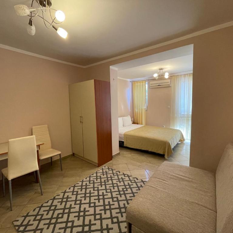 Villa Semashko - Četvorokrevetna Soba sa Pogledom na Vrt - 1
