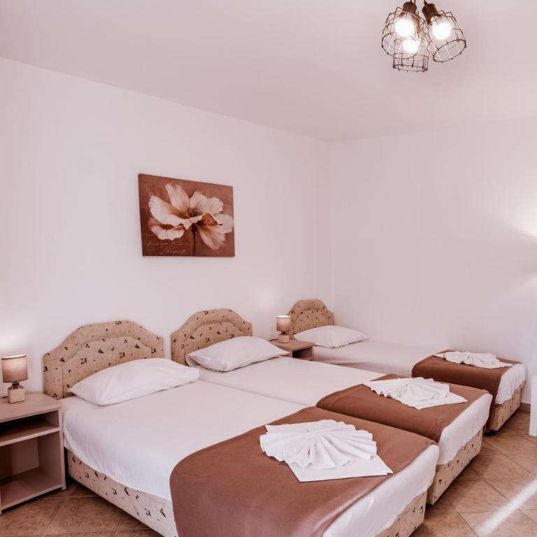 Matej - Triple Room with Pool View - 1