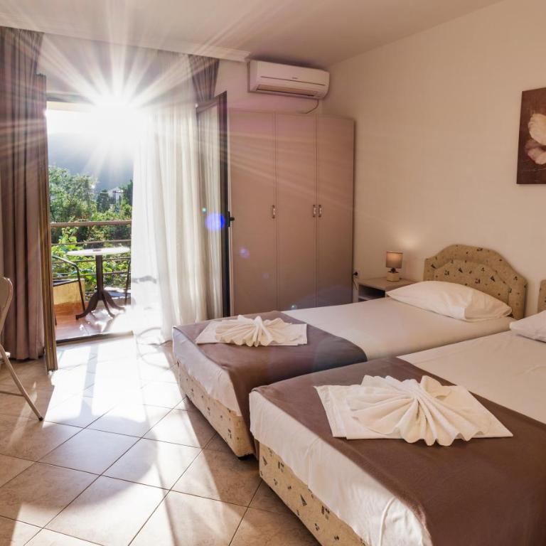 Matej - Triple Room with Pool View - 5