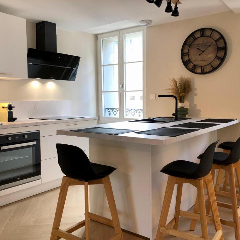 AU COEUR DE VANNES - VUE SUR LES REMPARTS - 2 CH - Two-Bedroom Apartment - 6