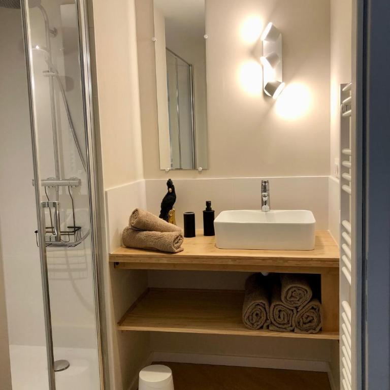 AU COEUR DE VANNES - VUE SUR LES REMPARTS - 2 CH - Two-Bedroom Apartment - 18