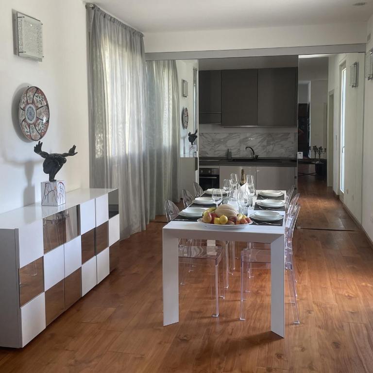 Villa Bianca a few steps by the sea with exclusive garden & jacuzzi - Apartment - 24