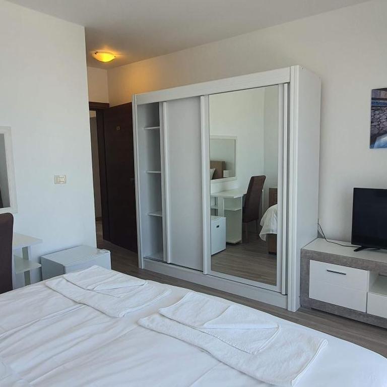 Hotel Svarog - Dvokrevetna Soba sa Bračnim Krevetom sa Balkonom i Pogledom na More - 7