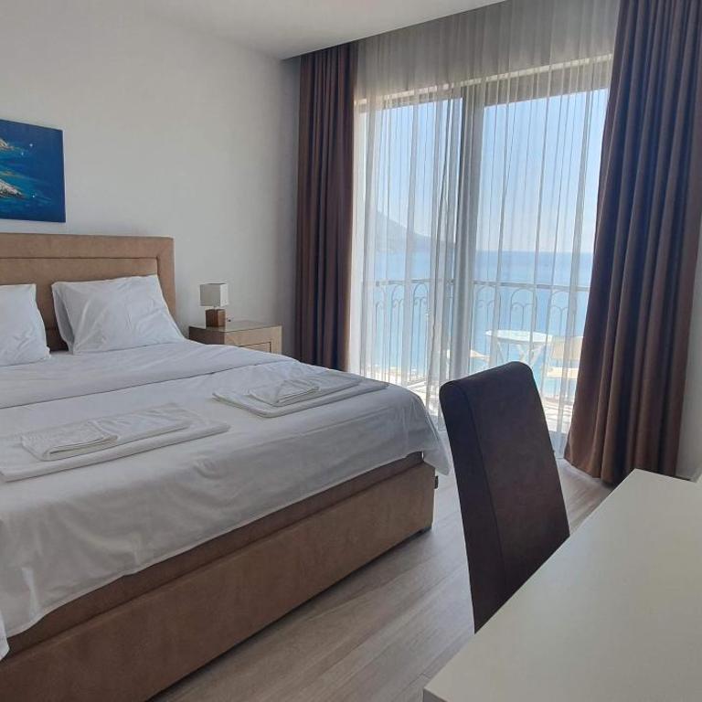 Hotel Svarog - Dvokrevetna Soba sa Bračnim Krevetom sa Balkonom i Pogledom na More - 8