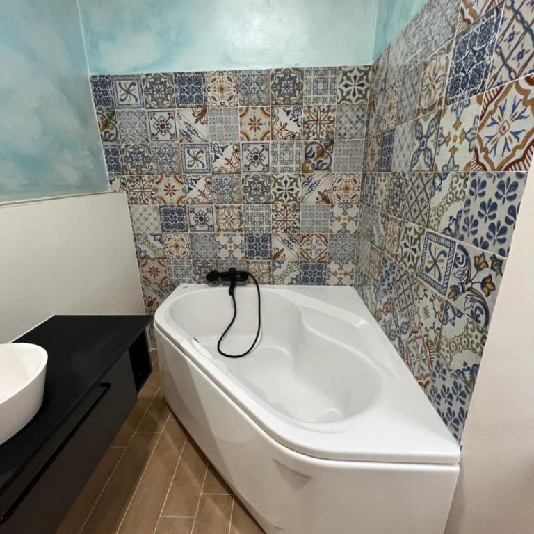 Alla Scalinata del Teatro Rossetti confort suites parcheggio in Viale XX Settembre - Appartamento con 1 Camera da Letto - 18