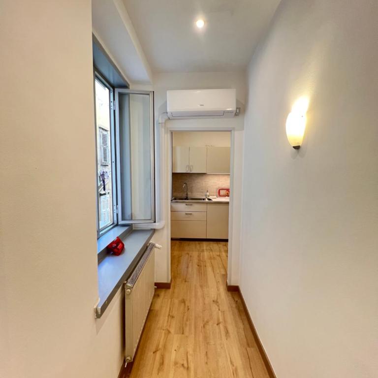Alla Scalinata del Teatro Rossetti confort suites parcheggio in Viale XX Settembre - Appartamento con 1 Camera da Letto - 30