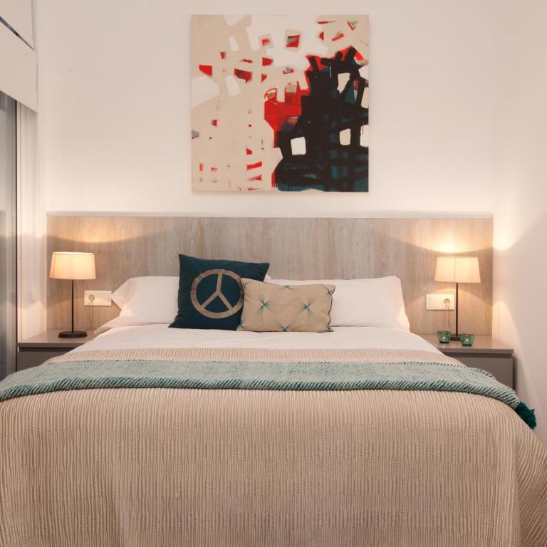 Click&Flat Seneca Suites - Two-Bedroom Apartment - Ground Floor - Orange - 1