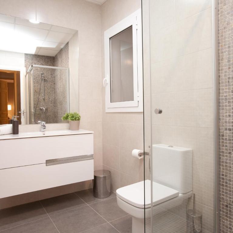 Click&Flat Seneca Suites - Two-Bedroom Apartment - Ground Floor - Orange - 6
