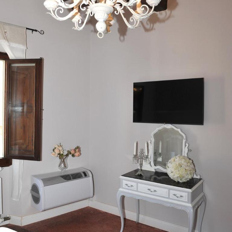 Dimora Sotto la Rocca - Camera Matrimoniale con Bagno in Comune - 11