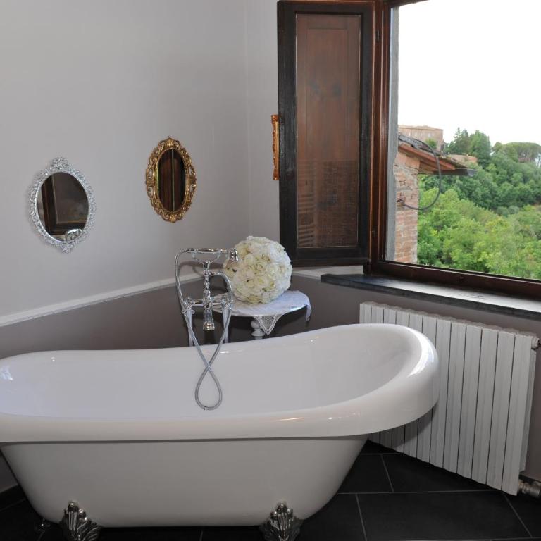 Dimora Sotto la Rocca - Camera Familiare con Bagno in Comune - 13