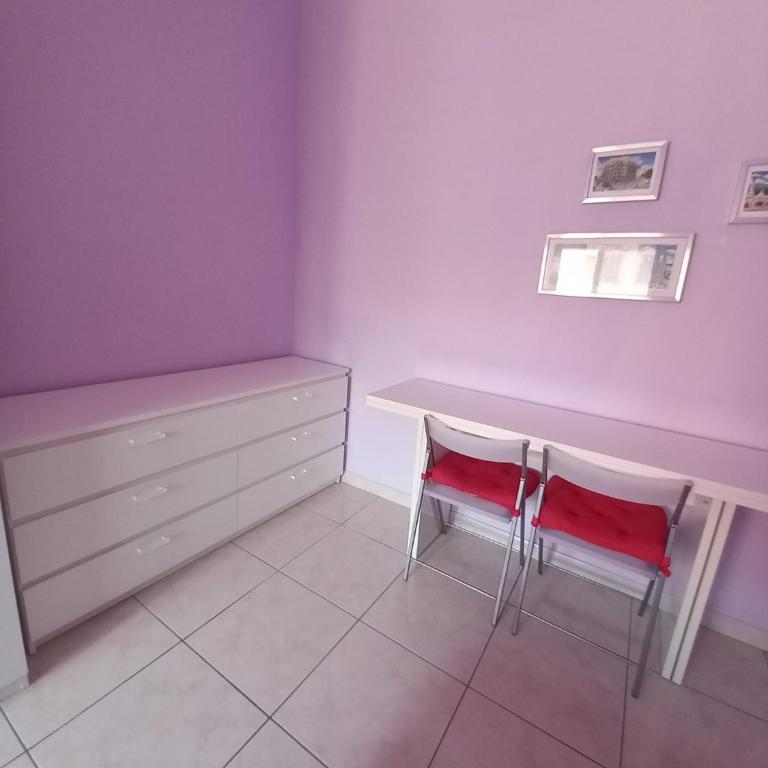 Affittacamere Appartamento colorato - Camera Queen con Bagno in Comune - 23