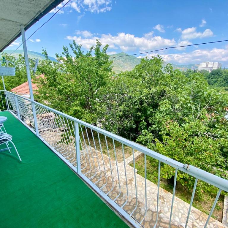 Guest House Ivano - Two-Bedroom Apartment with Balcony - 10