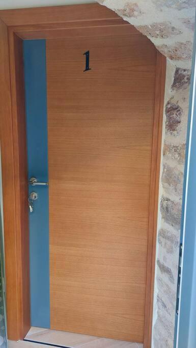 Kotor Town's Edge , stunning open plan studio - Apartman sa 1 Spavaćom Sobom - 11