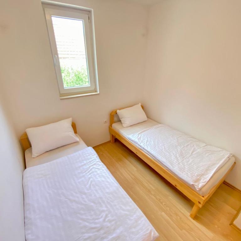 Guest House Ivano - Two-Bedroom Apartment with Balcony - 15