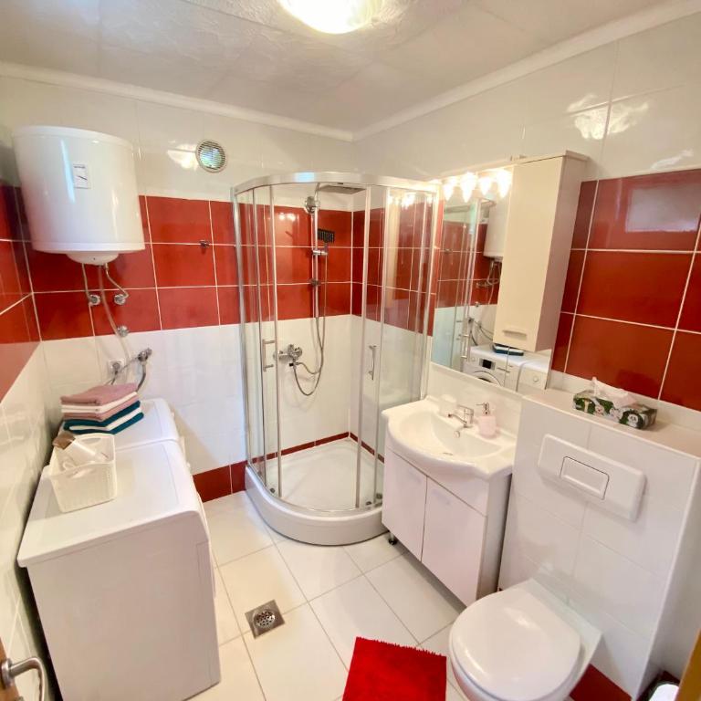 Guest House Ivano - Two-Bedroom Apartment with Balcony - 13
