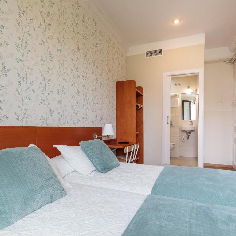 Hostal Oliva - Twin Room with City View - 7