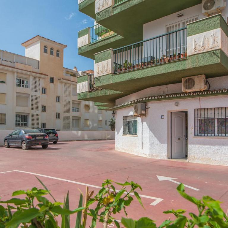 2 Bedroom Beach Front Apartment In Torremolinos - Apartamento de 2 dormitorios - 1