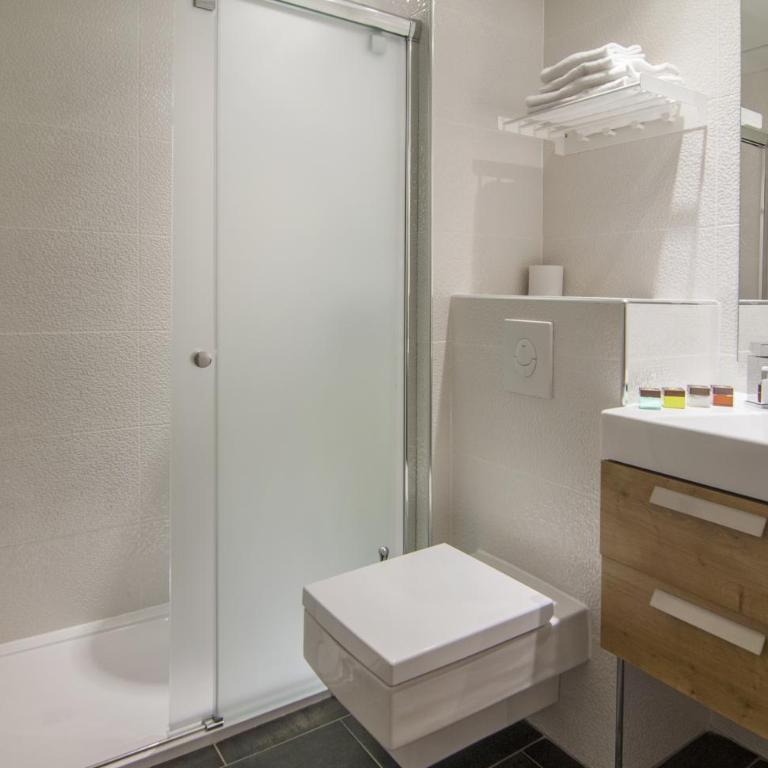 Hôtel Carré Vieux Port - Chambre Double Supérieure avec Grand Lit et Douche - 4
