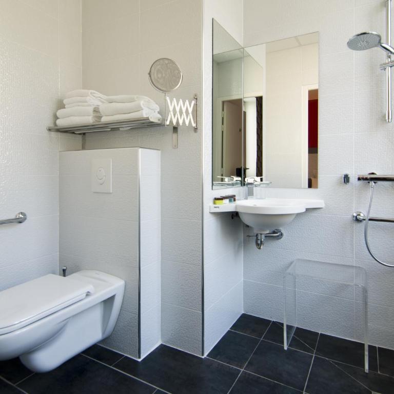 Hôtel Carré Vieux Port - Chambre Double Supérieure avec Grand Lit et Douche - 5