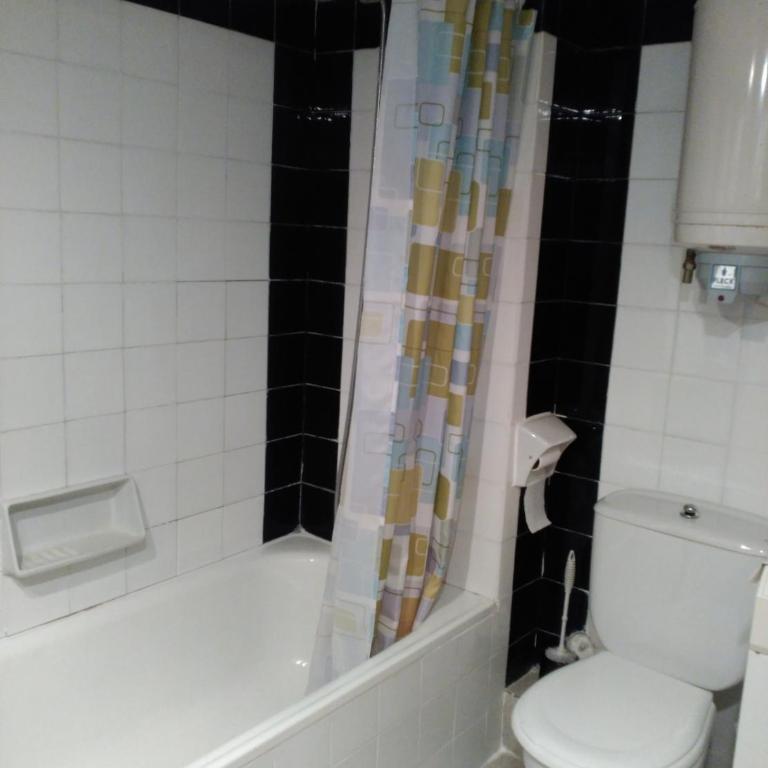 Estudio en La Pineda con piscina - Studio with Sofa Bed - 3