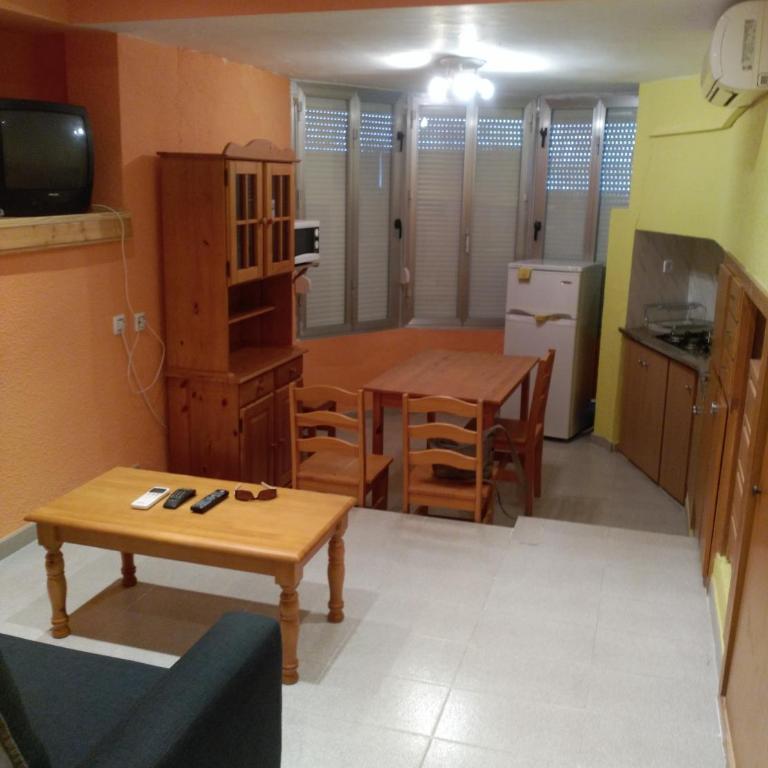 Estudio en La Pineda con piscina - Studio with Sofa Bed - 4