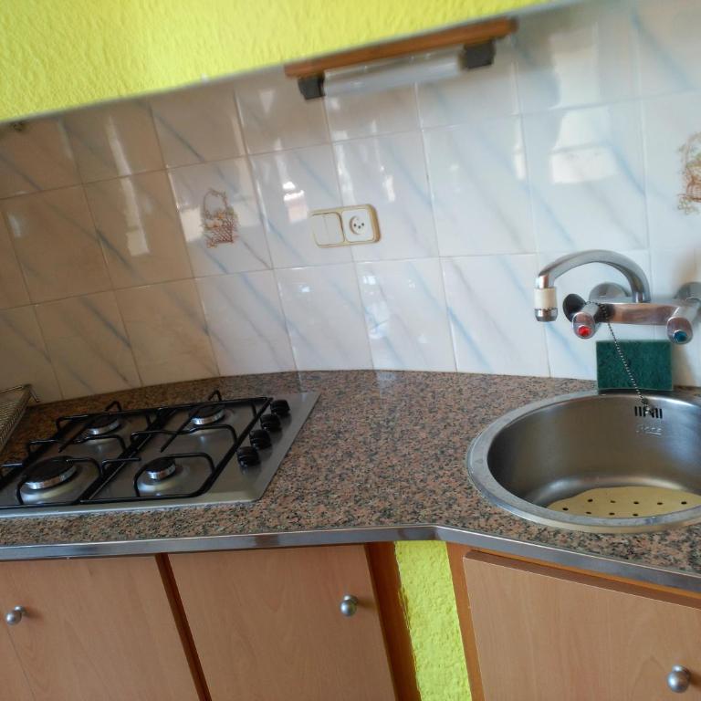 Estudio en La Pineda con piscina - Studio with Sofa Bed - 9