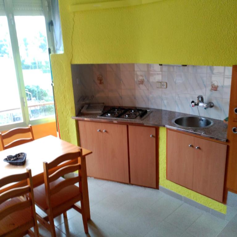 Estudio en La Pineda con piscina - Studio with Sofa Bed - 10