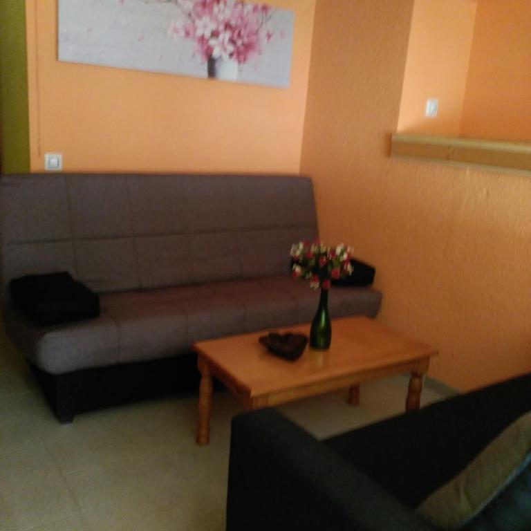 Estudio en La Pineda con piscina - Studio with Sofa Bed - 19
